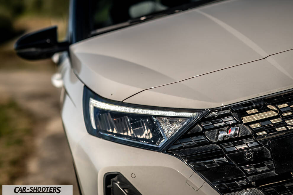 Hyundai i2N – detail, headlight and grille close-up