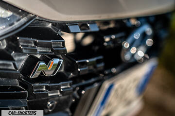 Hyundai i2N – detail, grille badge close-up