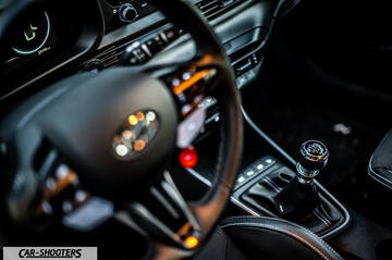 Hyundai i2N – dashboard, manual gear shifter and steering wheel