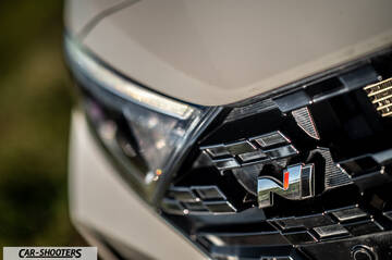 Hyundai i2N – detail, grille and headlight close-up
