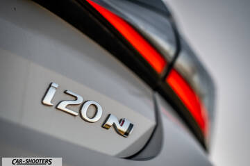 Hyundai i2N – detail, rear badge close-up