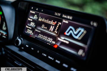Hyundai i2N – dashboard, digital infotainment display active