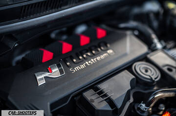 Hyundai i2N – engine bay, turbo engine cover close-up