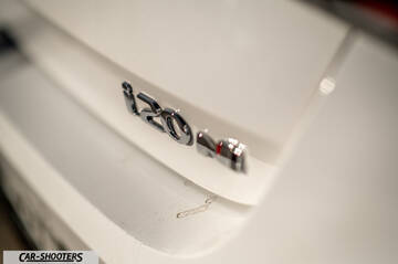 Hyundai i2N – detail, rear badge close-up