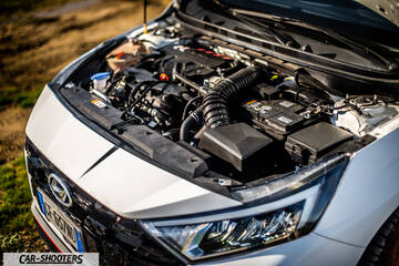 Hyundai i2N – engine bay, open hood revealing engine