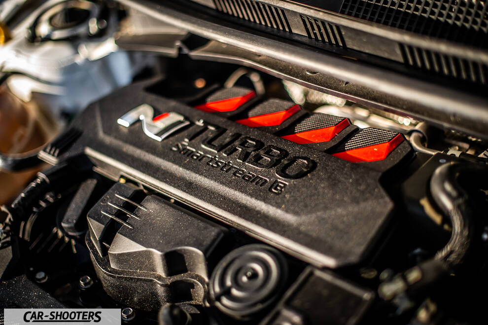 Hyundai i2N – engine bay, engine cover with red accents