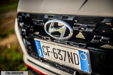 Hyundai i2N – detail, grille and emblem close-up