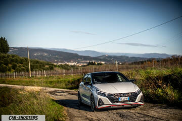 Hyundai i2N – front three-quarter, silver on a country road