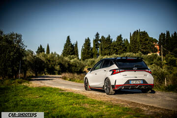 Hyundai i2N – rear three-quarter, white on a country road