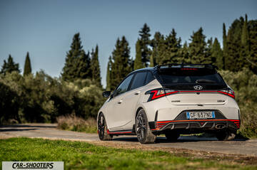 Hyundai i2N – rear three-quarter, white on a country road