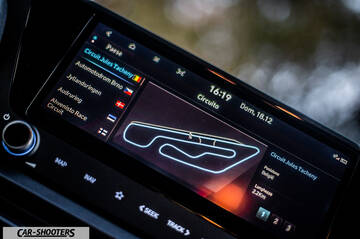 Hyundai i2N – dashboard, digital infotainment display showing circuit map