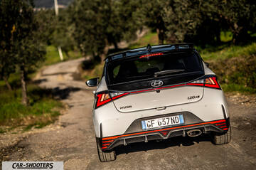 Hyundai i2N – rear view, white on a country road