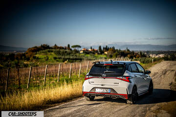 Hyundai i2N – rear three-quarter, white on a country road