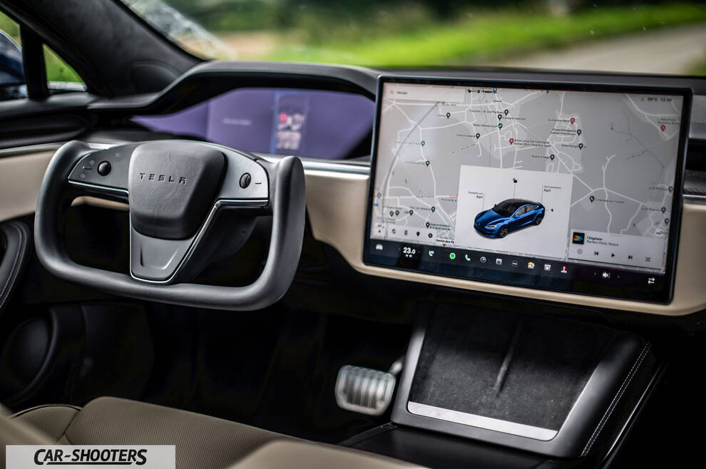 Tesla Model S Plaid – dashboard, yoke steering wheel and large touchscreen