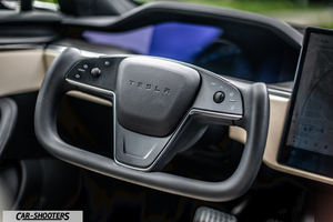 Tesla Model S Plaid – dashboard, yoke steering wheel close-up