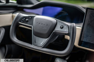 Tesla Model S Plaid – dashboard, yoke steering wheel close-up