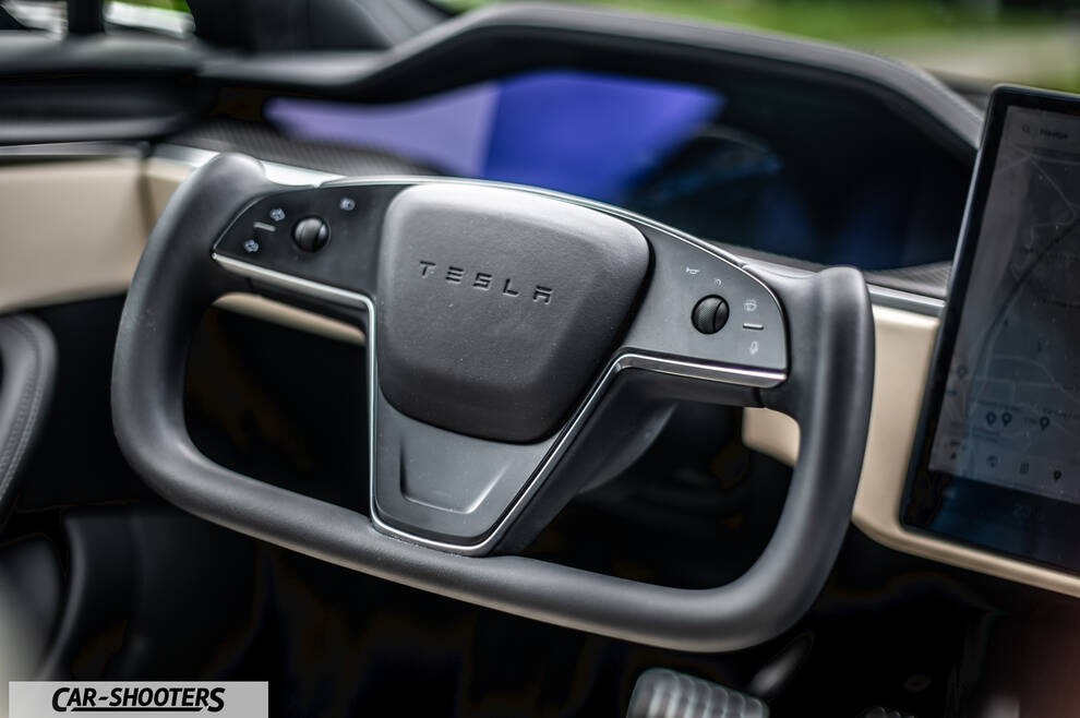 Tesla Model S Plaid – dashboard, yoke steering wheel close-up
