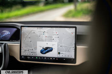 Tesla Model S Plaid – dashboard, large central touchscreen display