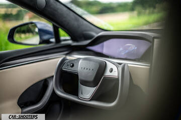 Tesla Model S Plaid – dashboard, yoke steering wheel and digital instrument cluster