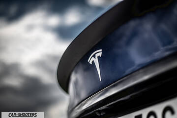 Tesla Model S Plaid – detail, rear badge close-up