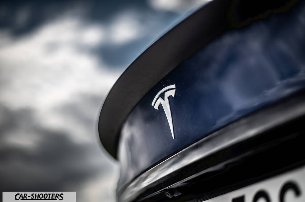 Tesla Model S Plaid – detail, rear badge close-up