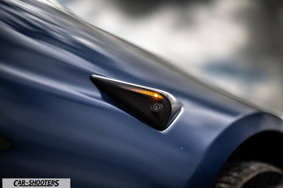 Tesla Model S Plaid – detail, side marker light close-up