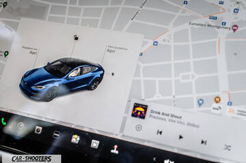 Tesla Model S Plaid – dashboard, digital interface showing car graphic