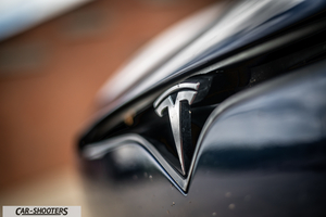 Tesla Model S Plaid – detail, emblem close-up