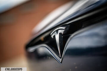 Tesla Model S Plaid – detail, emblem close-up