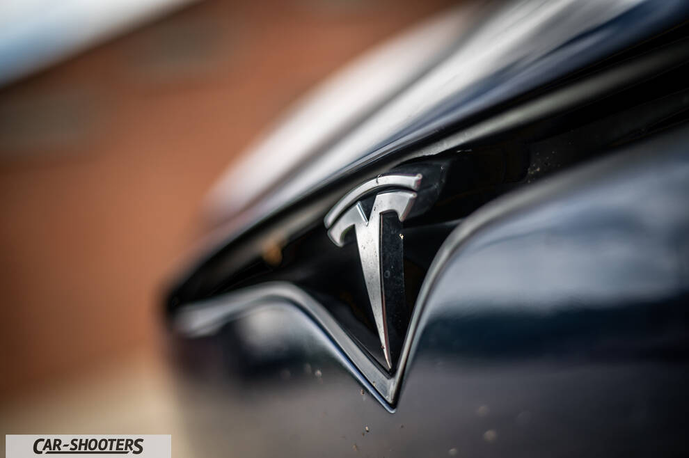 Tesla Model S Plaid – detail, emblem close-up