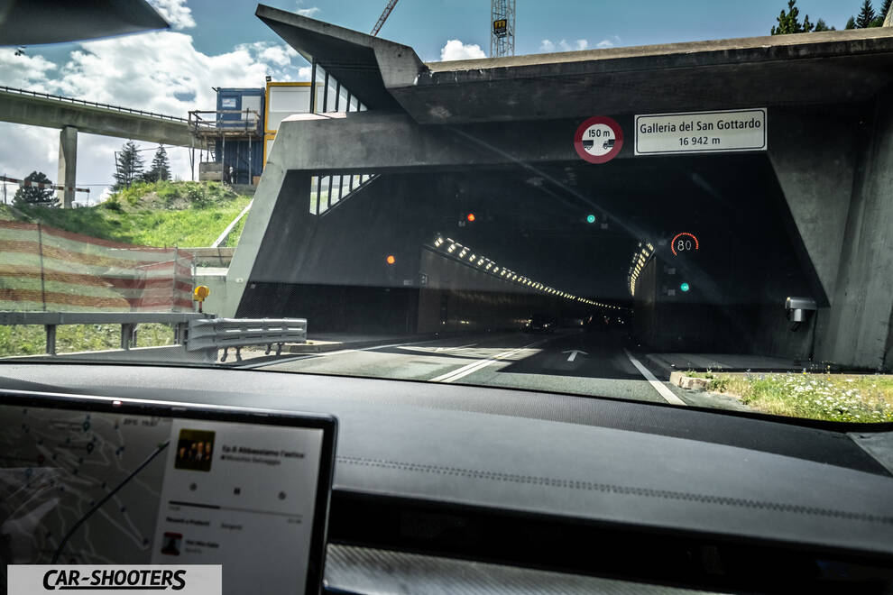 Tesla Model S Plaid – dashboard, approaching a tunnel entrance