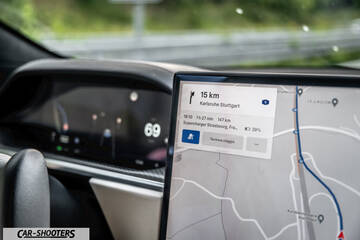 Tesla Model S Plaid – dashboard, large central touchscreen display