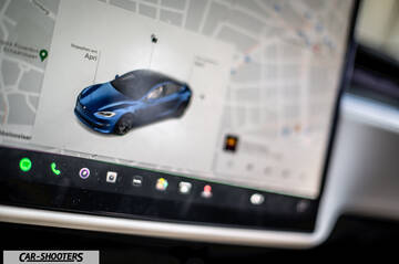 Tesla Model S Plaid – dashboard, large infotainment display screen