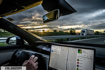 Tesla Model S Plaid – dashboard, large central touchscreen display