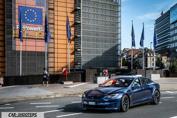 Tesla Model S Plaid – front three-quarter, dark blue on a city street