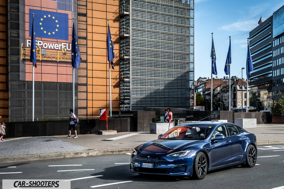 Tesla Model S Plaid – front three-quarter, dark blue on a city street