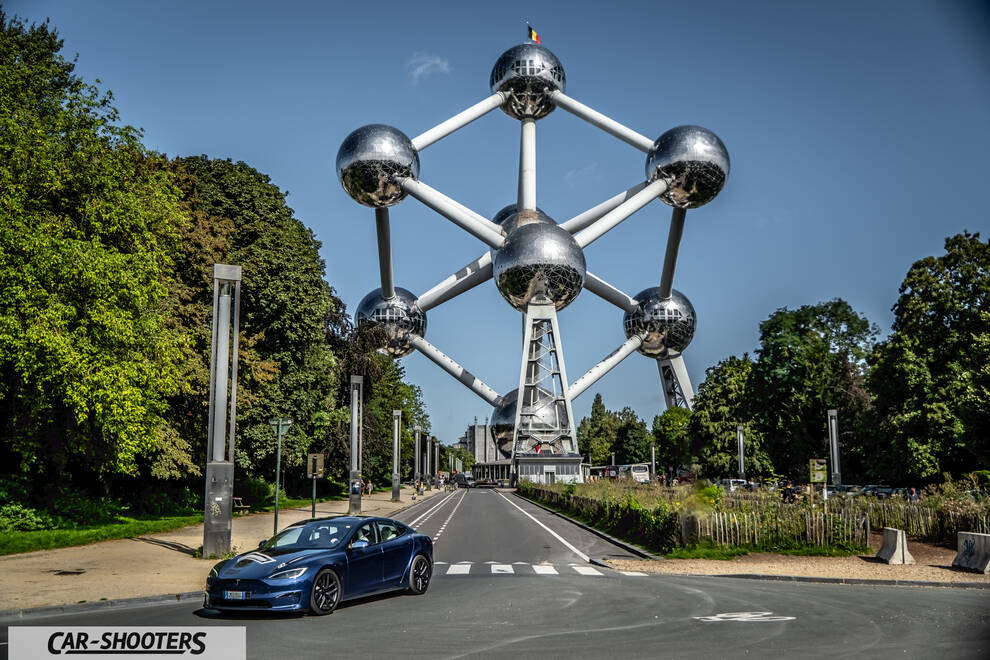 Tesla Model S Plaid – front three-quarter, blue against a large landmark monument backdrop