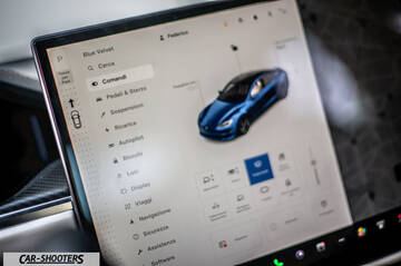 Tesla Model S Plaid – dashboard, large central touchscreen display