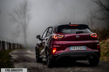 Ford Puma STLine – rear three-quarter, dark red metallic on a country road