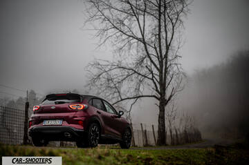 Ford Puma STLine – rear three-quarter, dark red against a foggy tree backdrop