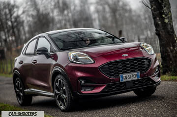 Ford Puma STLine – front three-quarter, dark red parked on an asphalt road