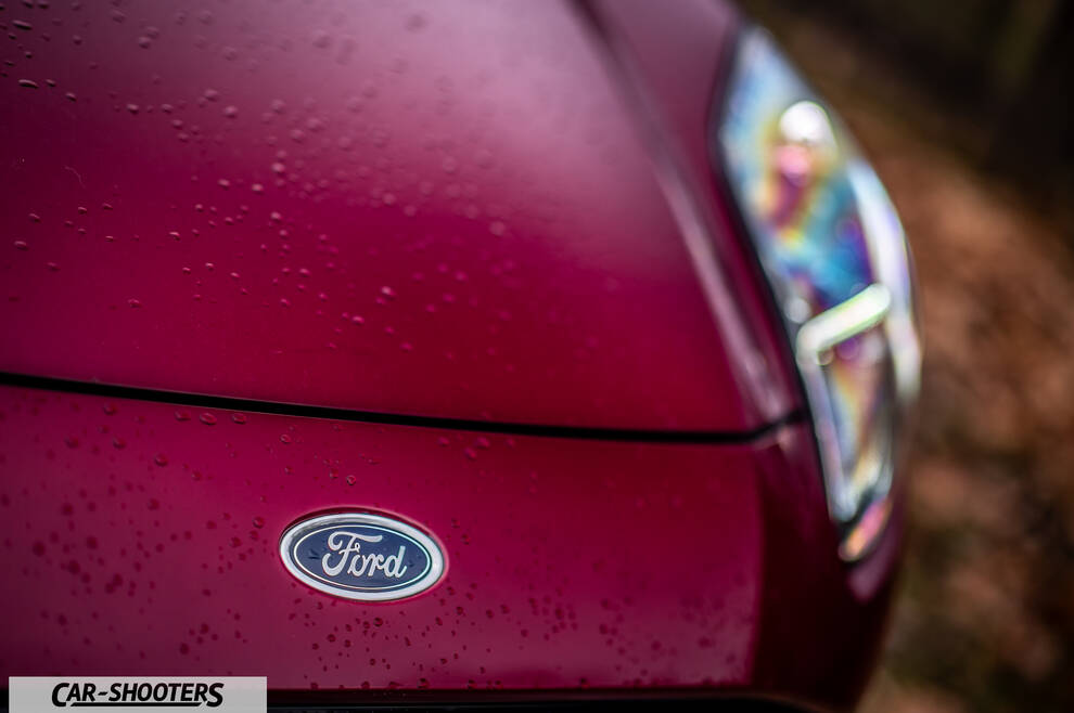 Ford Puma STLine – detail, with water droplets on the hood