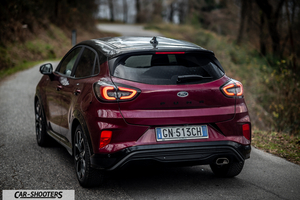 Ford Puma STLine – rear three-quarter, burgundy on a country road