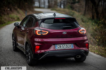 Ford Puma STLine – rear three-quarter, burgundy on a country road