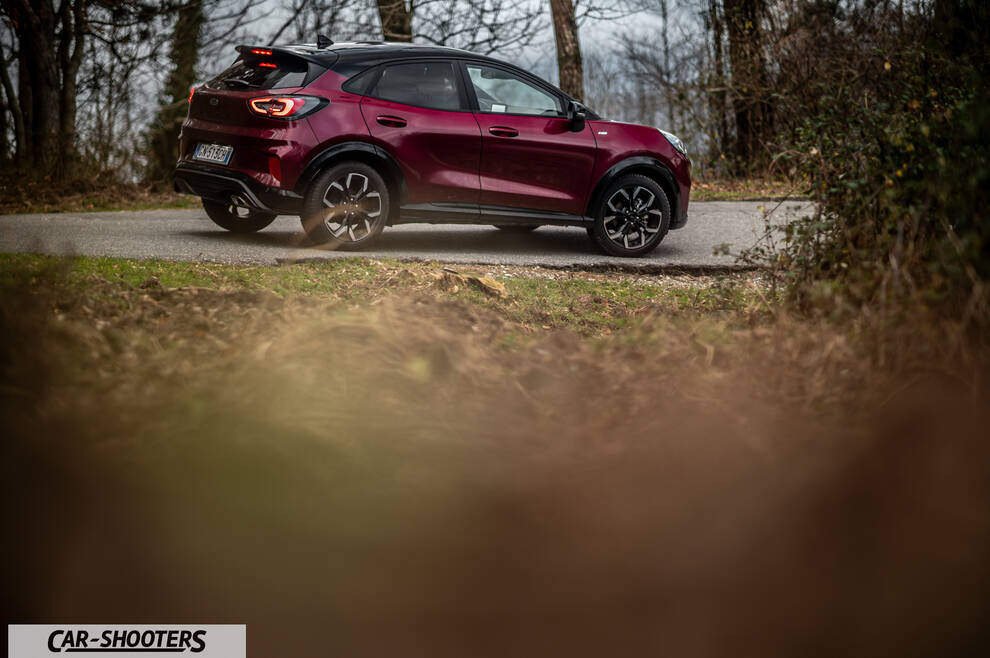 Ford Puma STLine – rear three-quarter, dark red metallic on a country road