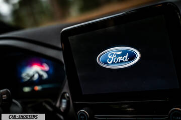 Ford Puma STLine – dashboard, infotainment screen with ford logo