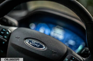 Ford Puma STLine – dashboard, steering wheel with ford logo