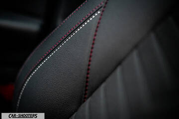 Ford Puma STLine – detail, leather seat with contrast stitching