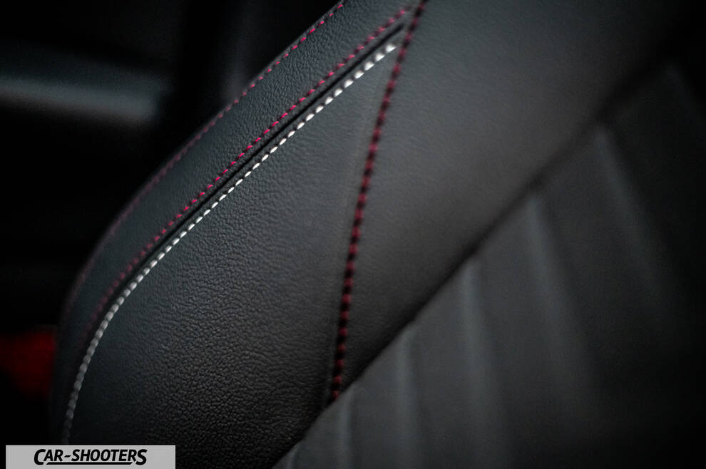 Ford Puma STLine – detail, leather seat with contrast stitching