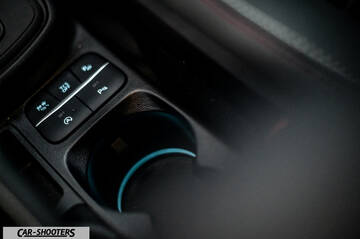 Ford Puma STLine – detail, center console button and cup holder